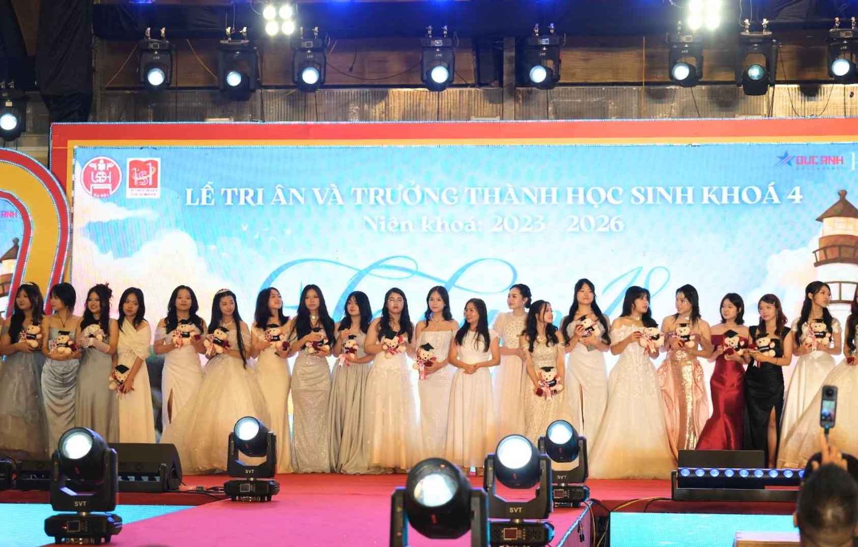 Lễ Tri ân và Trưởng thành dành cho học sinh khóa 4 Trường THPT Chuyên Khoa học Xã hội và Nhân văn. Ảnh: BTC