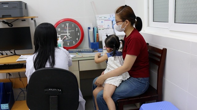 Many patients are examined at the new facility of Ho Chi Minh City Eye Hospital. Photo: Nguyen Ly