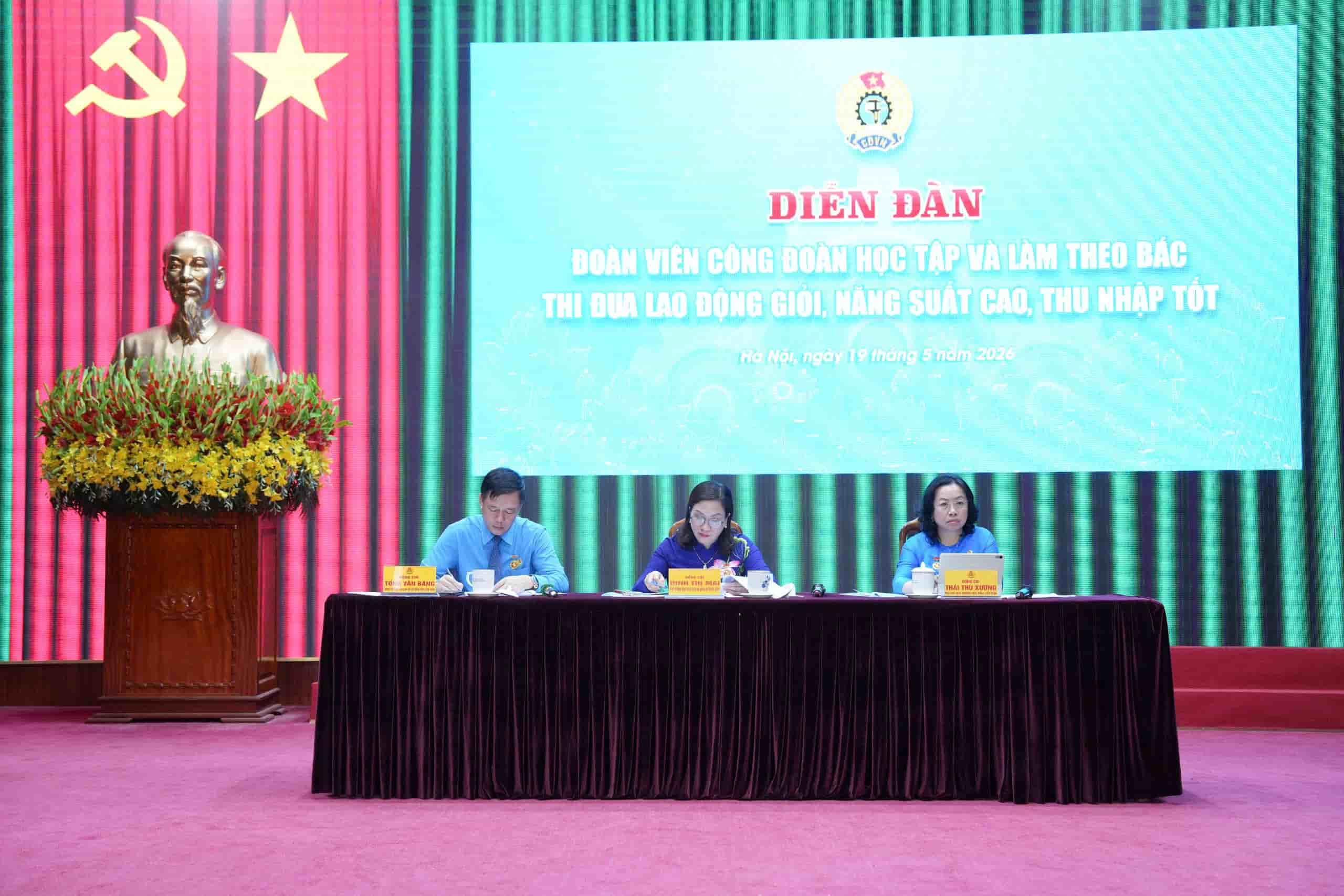 Chủ trì diễn đàn có các đồng chí: Đinh Thị Mai - Phó Trưởng ban Tuyên giáo và Dân vận Trung ương; Thái Thu Xương - Phó Chủ tịch Thường trực Tổng Liên đoàn Lao động Việt Nam; Tống Văn Băng - Ủy viên Đoàn Chủ tịch, Trưởng Ban Quan hệ Lao động Tổng Liên đoàn Lao động Việt Nam. Ảnh: Hữu Chánh.
