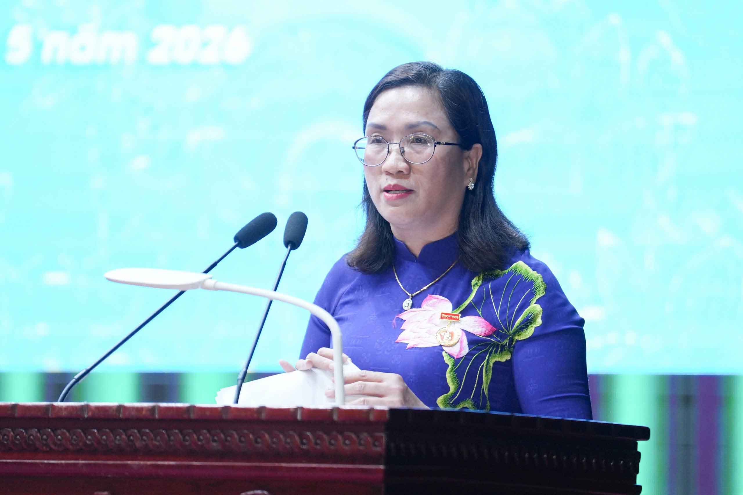 Ms. Dinh Thi Mai - Deputy Head of the Central Committee for Mass Mobilization - delivered a speech summarizing the Forum "Trade Union members studying and following Uncle Ho in emulation for good labor, high productivity, and good income". Photo: Huu Chanh