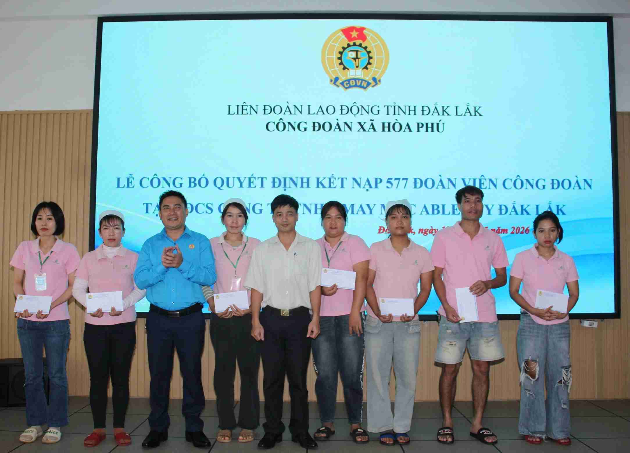 Đoàn viên nhận các suất quà trong Tháng Công nhân 2026. Ảnh: Long Du