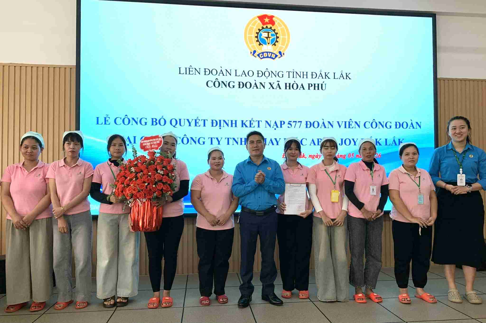 Hoa Phu Commune Trade Union has announced the decision to admit 577 union members to the grassroots Trade Union of Able Joy Garment Co., Ltd. Photo: Long Du
