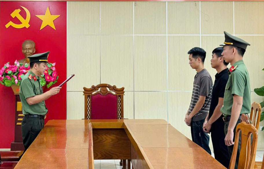 Khởi tố 2 đối tượng về hành vi tàng trữ trái phép vũ khí quân dụng. Ảnh: Công an Hà Tĩnh