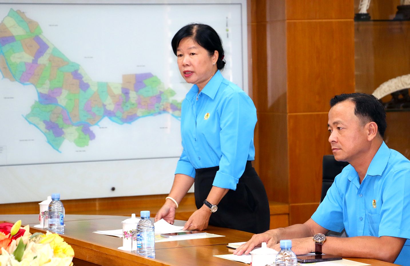 Chủ tịch Liên đoàn Lao động tỉnh Đồng Tháp Huỳnh Thị Tuyết Vui báo cáo tình hình chuẩn bị dự Đại hội XIV Công đoàn Việt Nam của Đoàn đại biểu tỉnh Đồng Tháp. Ảnh: Đức Trung