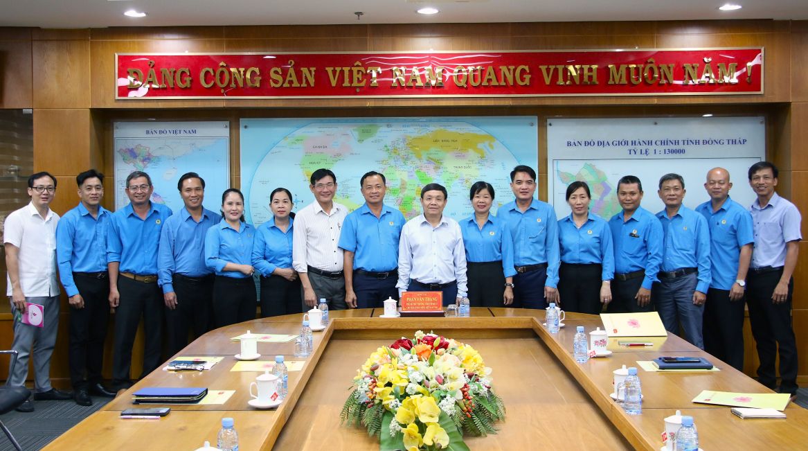 Đoàn chụp ảnh lưu niệm với Thường trực Tỉnh ủy trước ngày lên đường dự Đại hội Công đoàn Việt Nam. Ảnh: Đức Trung