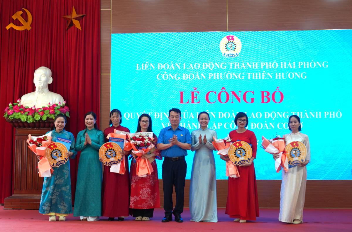 Ceremony to announce the establishment of 5 grassroots trade unions under Thien Huong Ward Trade Union, Hai Phong. Photo: Mai Dung