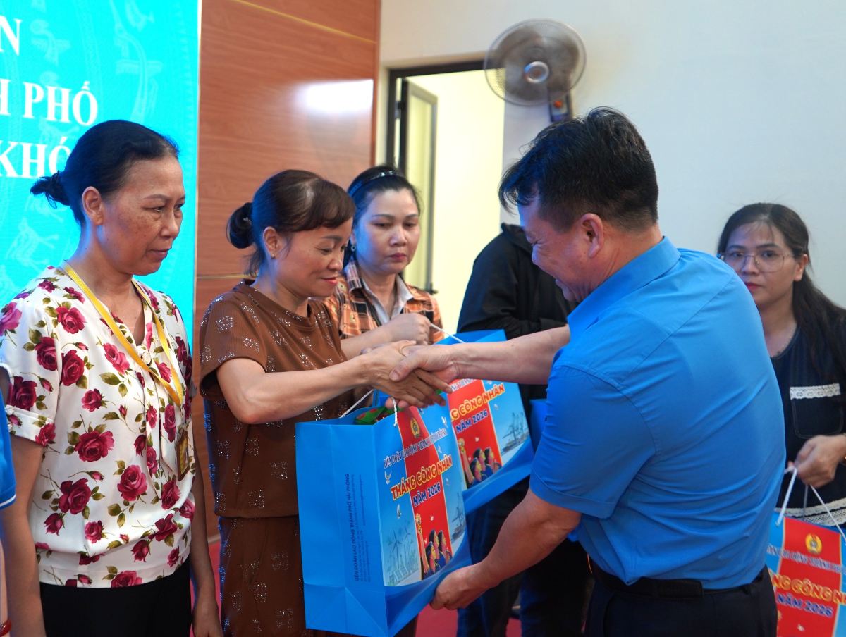LĐLĐ TP Hải Phòng trao quà Tháng Công nhân tặng đoàn viên, NLĐ. Ảnh: Mai Dung