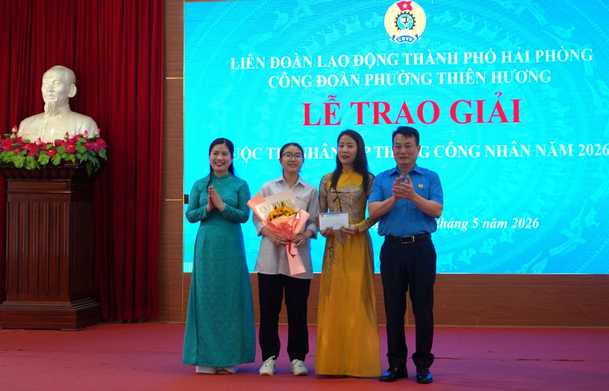 Đoàn viên đạt giải thể thao Pickleball được LĐLĐ TP Hải Phòng biểu dương.