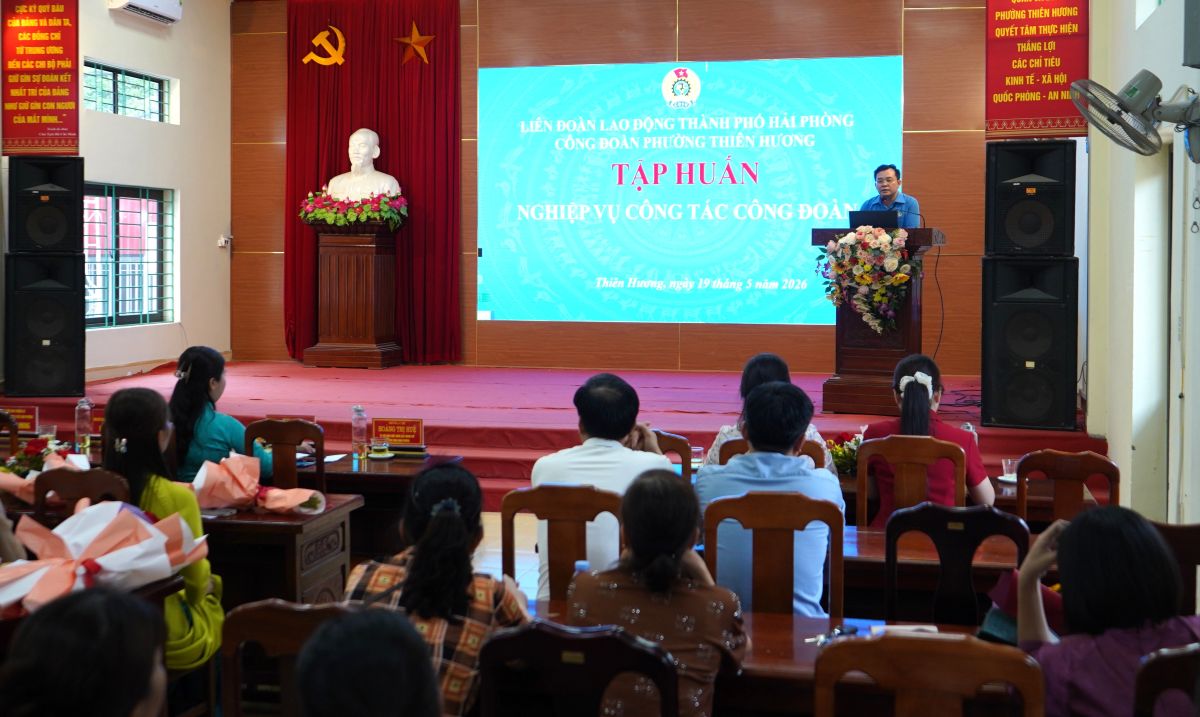 Gần 100 cán bộ công đoàn được tập huấn, nâng cao nghiệp vụ. Ảnh: Mai Dung