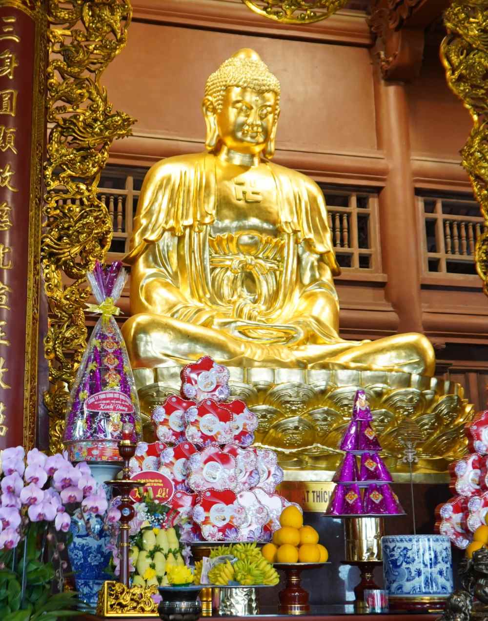 Pho tượng Phật Thích Ca Mâu Ni được đúc từ 15 tấn đồng đặt trong tòa Bảo điện. Ảnh: Mai Dung