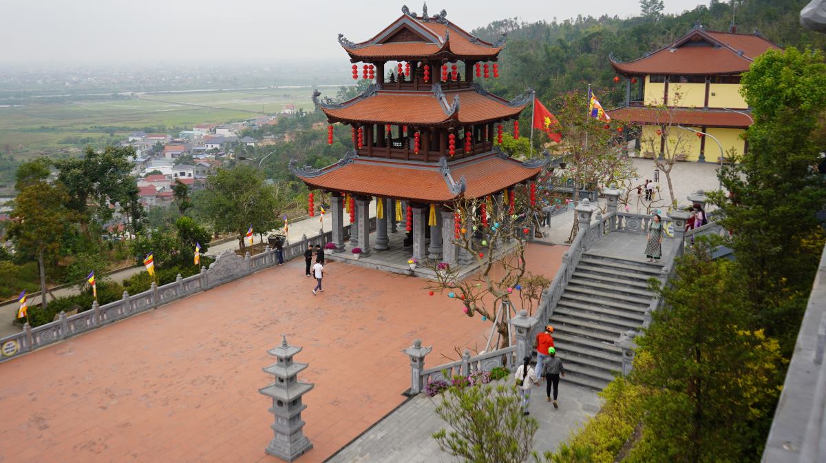 Chùa Long Hoa xây dựng trên khuôn viên hơn 7 ha. Ảnh: Mai Dung