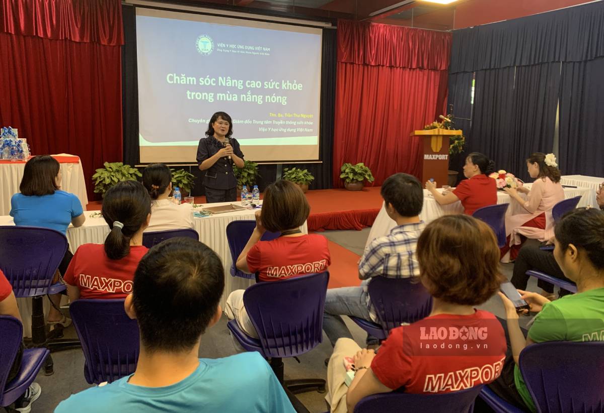 MSc. Dr. Tran Thi Thu Nguyet - Director of the Health Communication Center, Vietnam Institute of Applied Medicine - Vietnam Medical Association shared information about sunny weather health care for union members and workers. Photo: Luong Ha