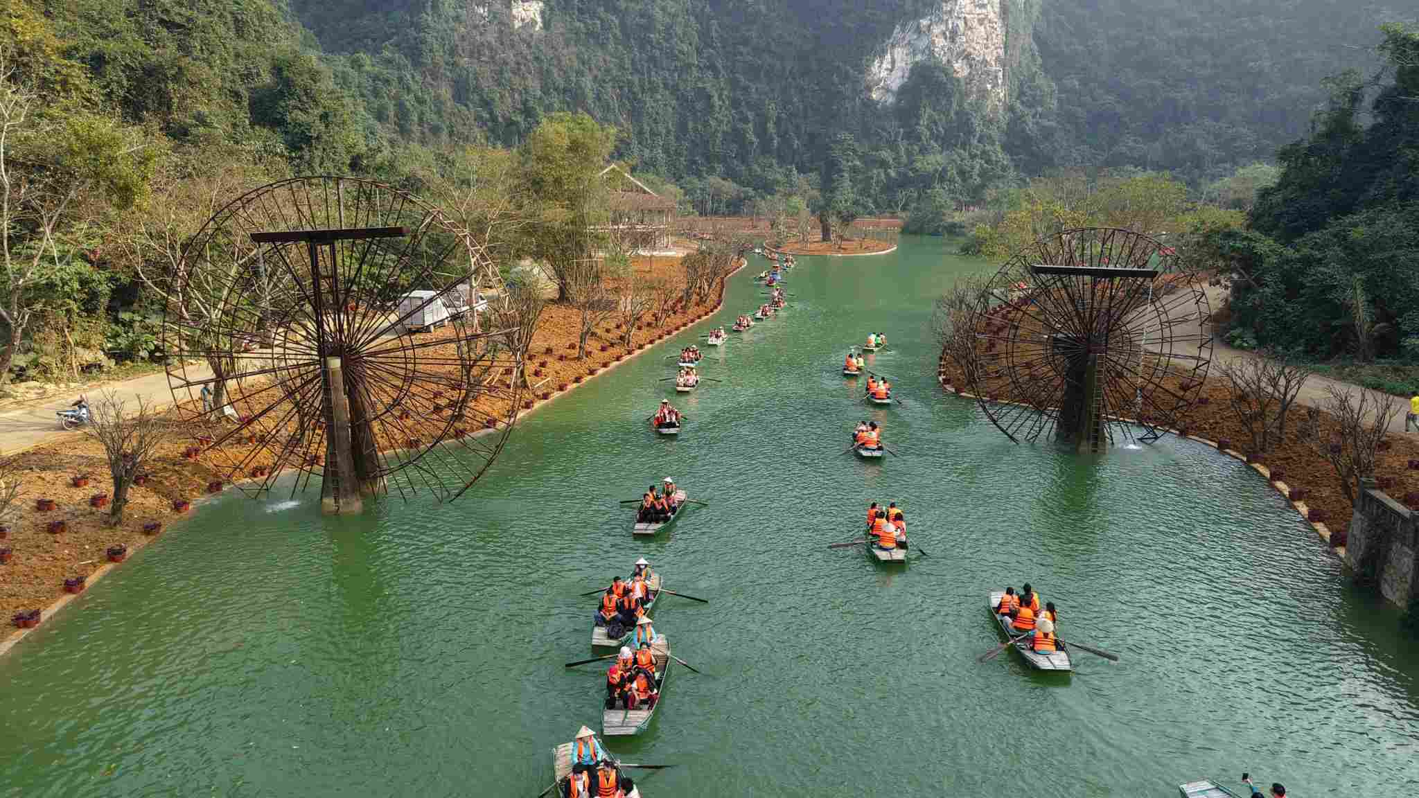 Du khách đi thuyền ở Thung Ui. Ảnh: Diệu Anh