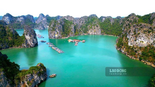 Vịnh Hạ Long mang vẻ đẹp hoang sơ, kì vĩ. Ảnh: Nguyễn Hùng