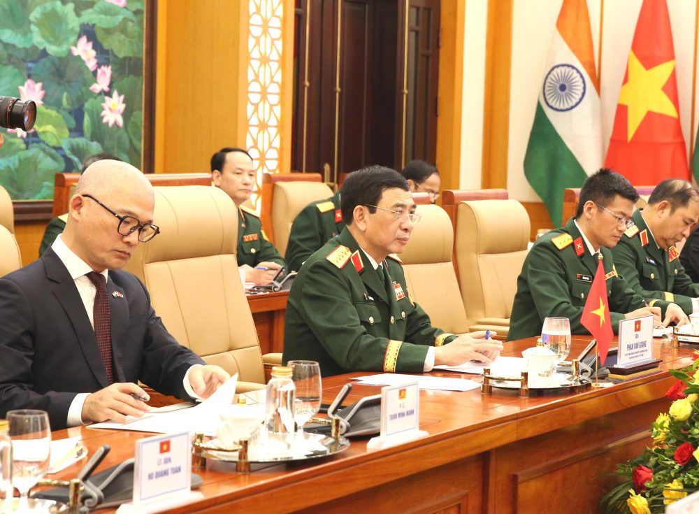 Le général Phan Văn Giang, membre du Bureau politique, vice-Premier ministre du gouvernement, ministre de la Défense lors de l'entretien. Photo: Nguyễn Hoàng