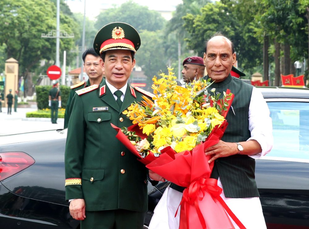 Đại tướng Phan Văn Giang, Uỷ viên Bộ Chính trị, Phó Thủ tướng Chính phủ, Bộ trưởng Bộ Quốc phòng và Bộ trưởng Bộ Quốc phòng Ấn Độ Rajnath Singh tại lễ đón - Ảnh: VGP/Nguyễn Hoàng  