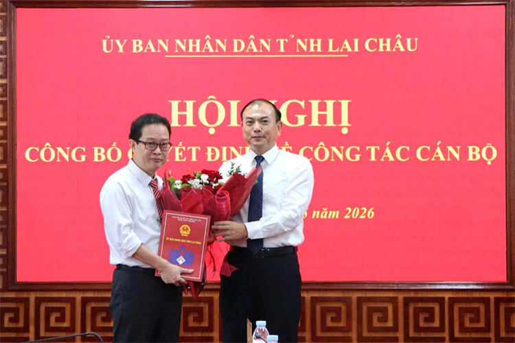 Vice Chairman of the Provincial People's Committee Nguyen Sy Canh presents the decision and flowers to congratulate the new Deputy Director of the Department of Finance Bui Phi Hung. Photo: Lai Chau Provincial People's Committee
