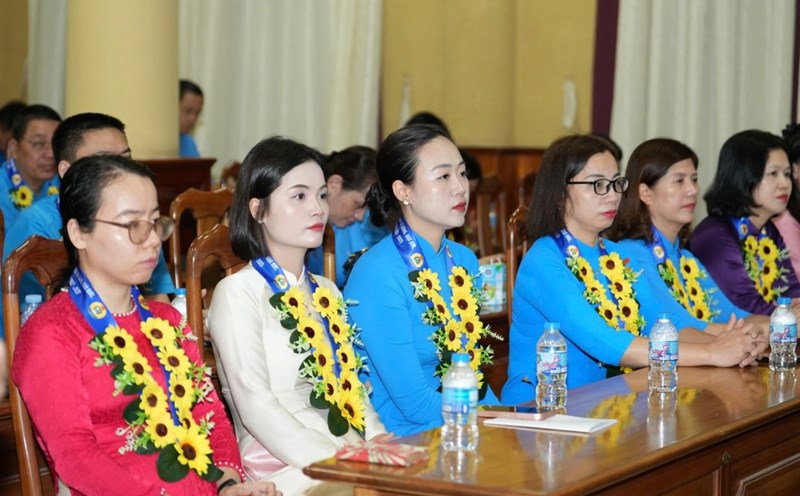 Gồng mình "tích cực độc hại": Khi người trẻ thành đạt quỵ ngã sau bức màn hoàn hảo