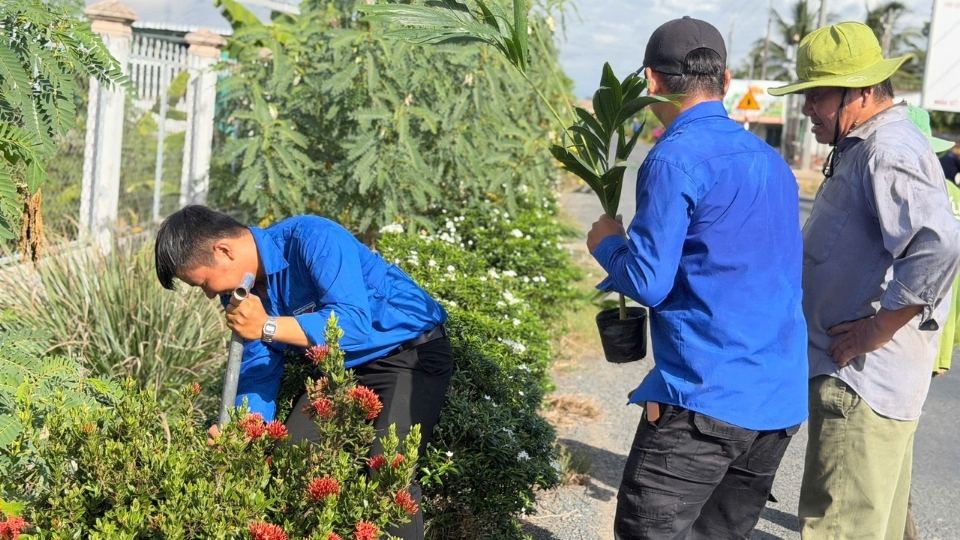 Hoạt động trồng cây tại Khu di tích lịch sử cách mạng Cái Ngang góp phần xây dựng cảnh quan xanh - sạch - đẹp cho địa phương. Ảnh: Hoàng Lộc