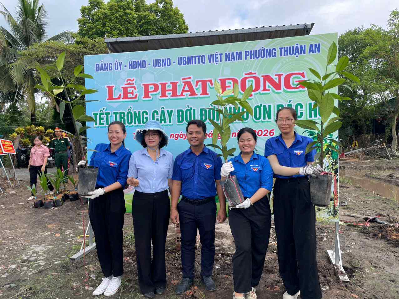 Chương trình trồng cây thu hút giới trẻ tham gia. Ảnh: Đình Trọng