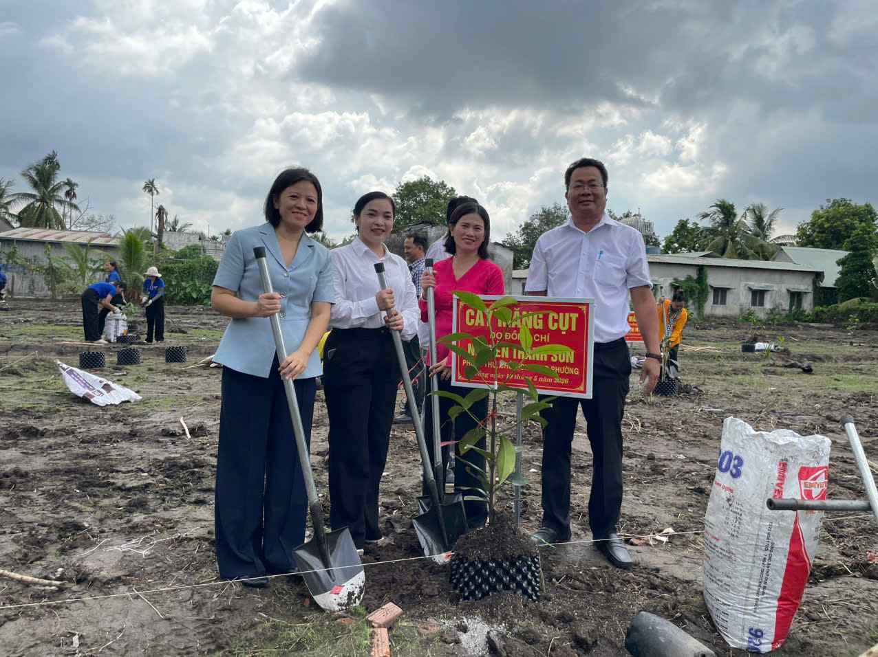 Thuan An ward organizes tree planting to remember Uncle Ho. Photo: Dinh Trong