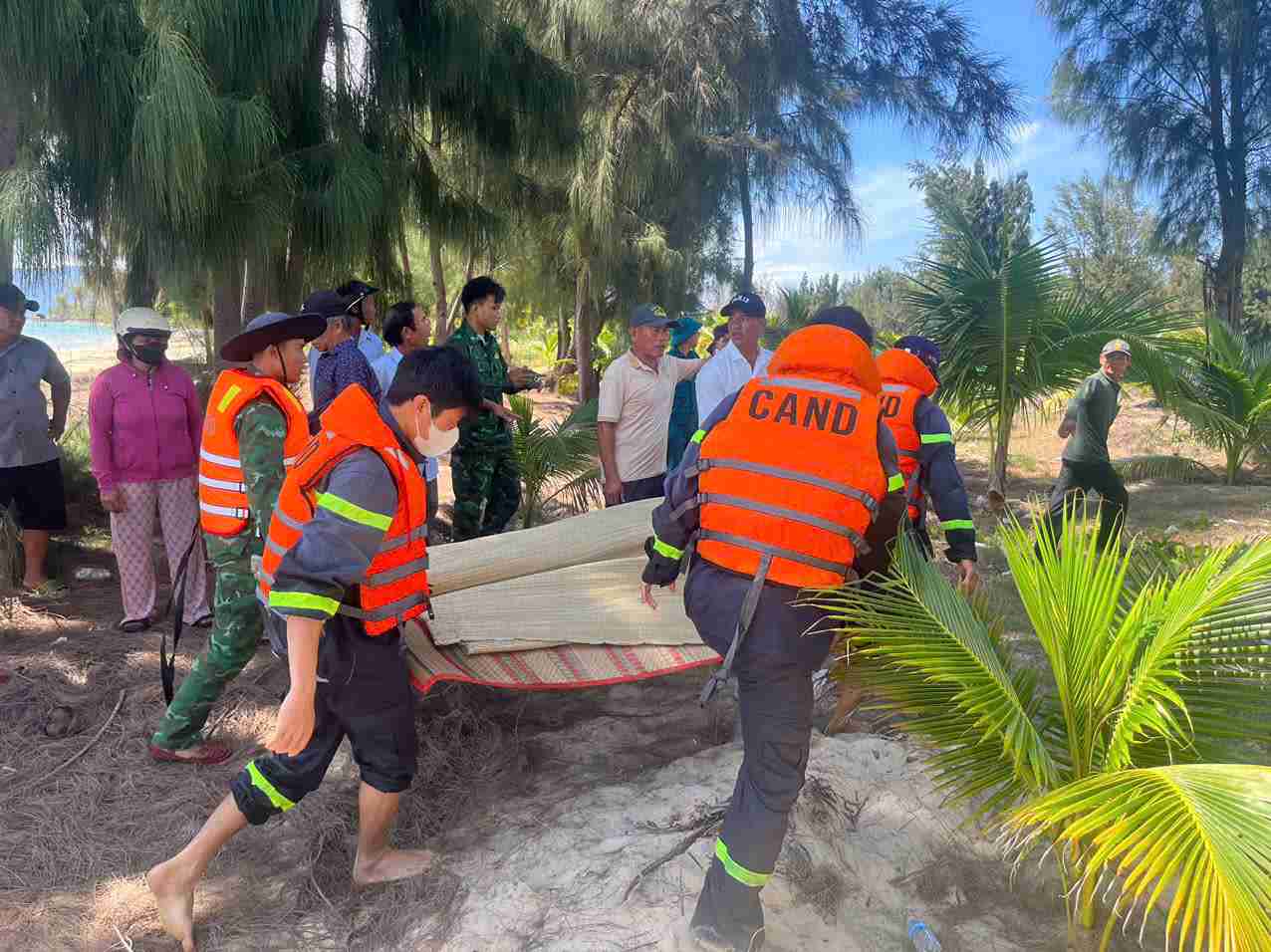 Functional forces have found the body of the missing man while diving to remove nets under the sea. Photo: Huu Long