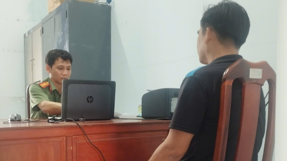 Công an xã Tập Sơn làm việc với đương sự D.V.H liên quan hành vi mua giấy phép lái xe giả qua mạng xã hội. ẢNh: Công an Vĩnh Long