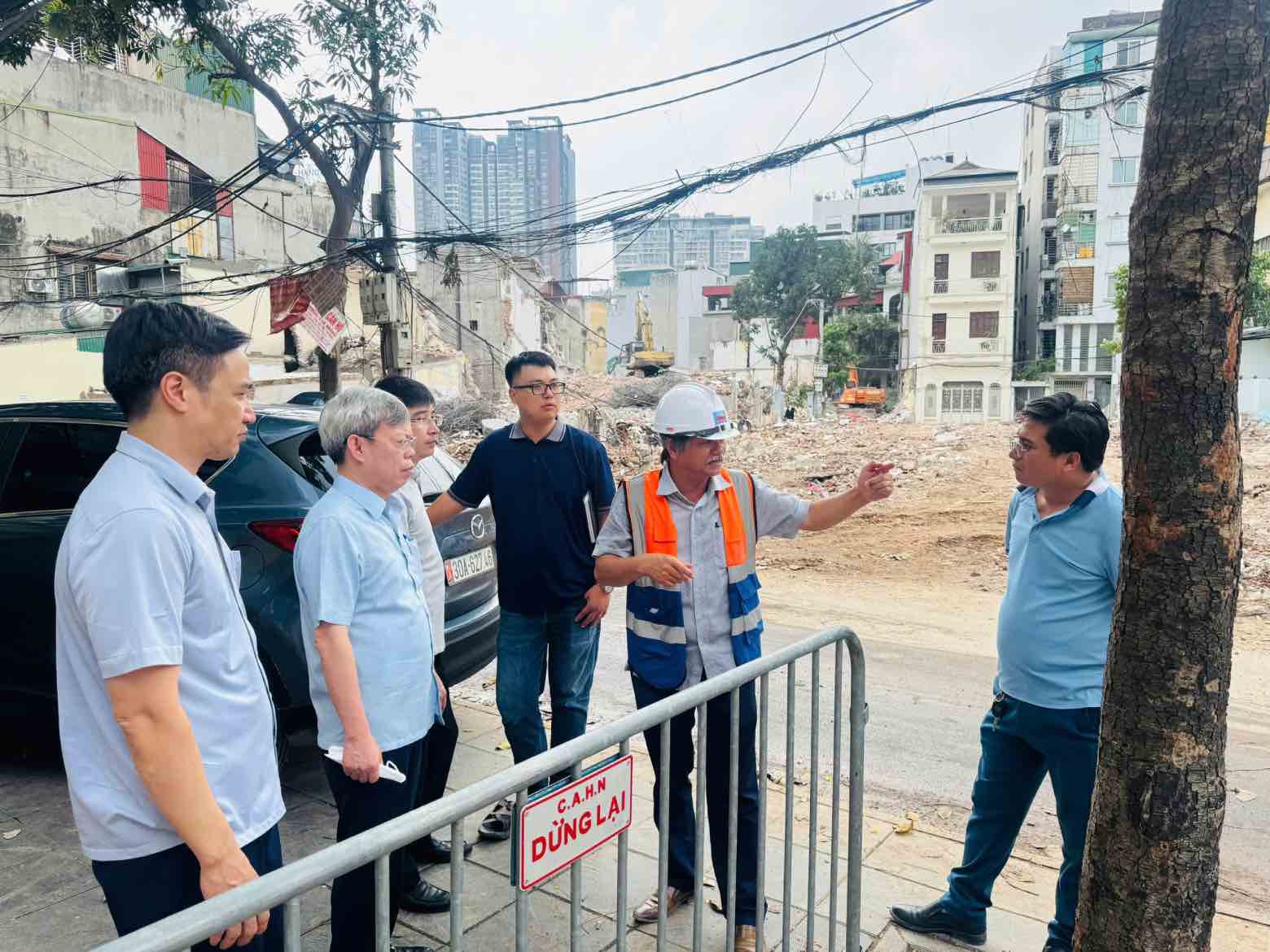 Chủ tịch UBND phường Thanh Xuân Đỗ Quang Dương trực tiếp chỉ đạo tại hiện trường. Ảnh: Khánh An