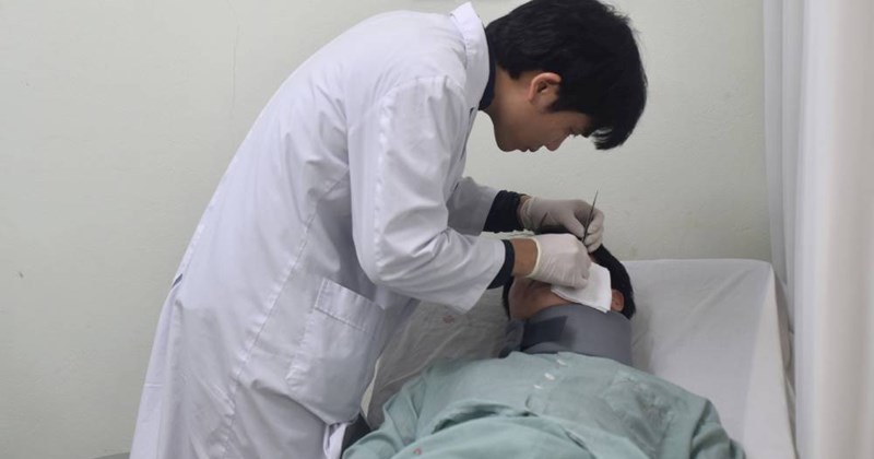 Tiêm chất làm đầy vào tai 3 năm trước, bé gái nhập viện vì biến chứng