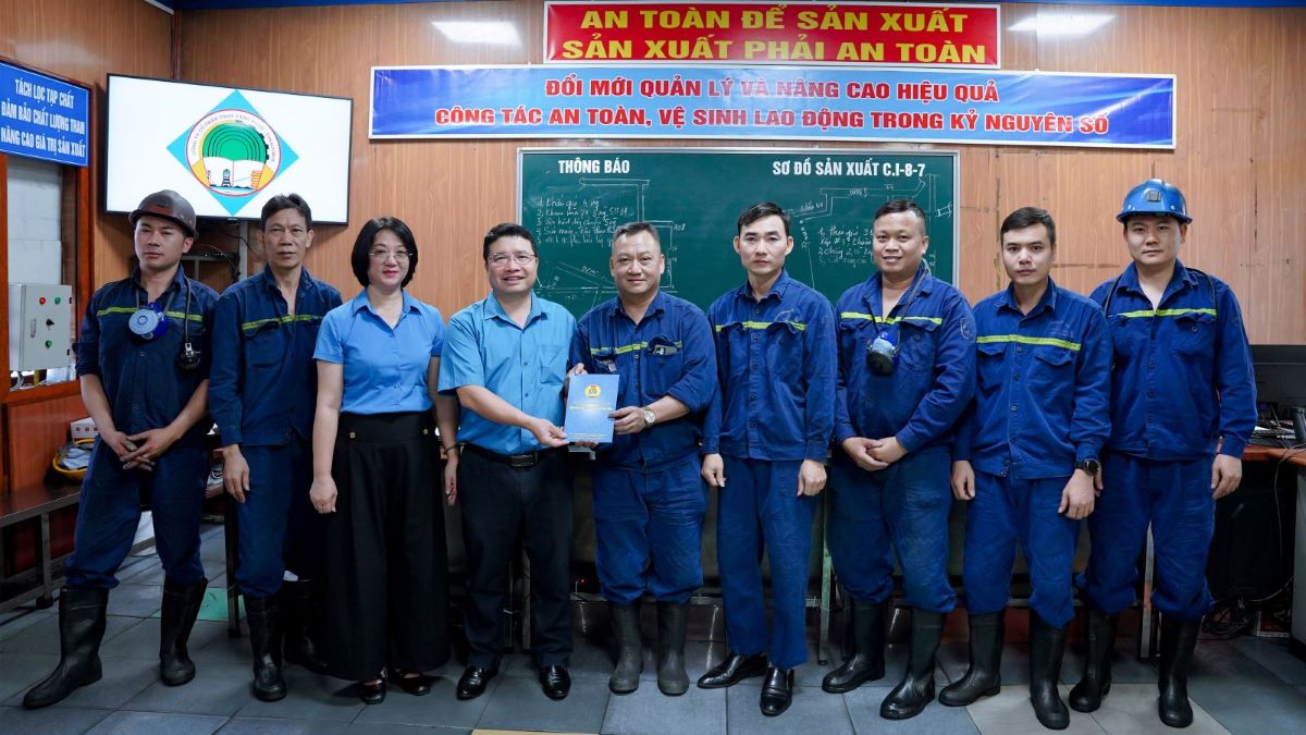 The Trade Union of Vang Danh Coal Joint Stock Company presents gifts to the KT5 Workshop unit on the occasion of AT-VSLĐ month, Workers' Month 2026. Photo: Pham Cuong