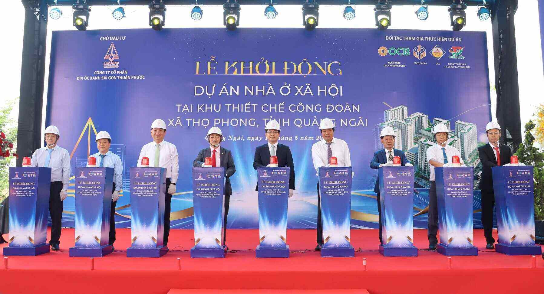 Leaders of Quang Ngai province and departments, boards, and branches perform the project commencement ceremony. Photo: Dong Giang