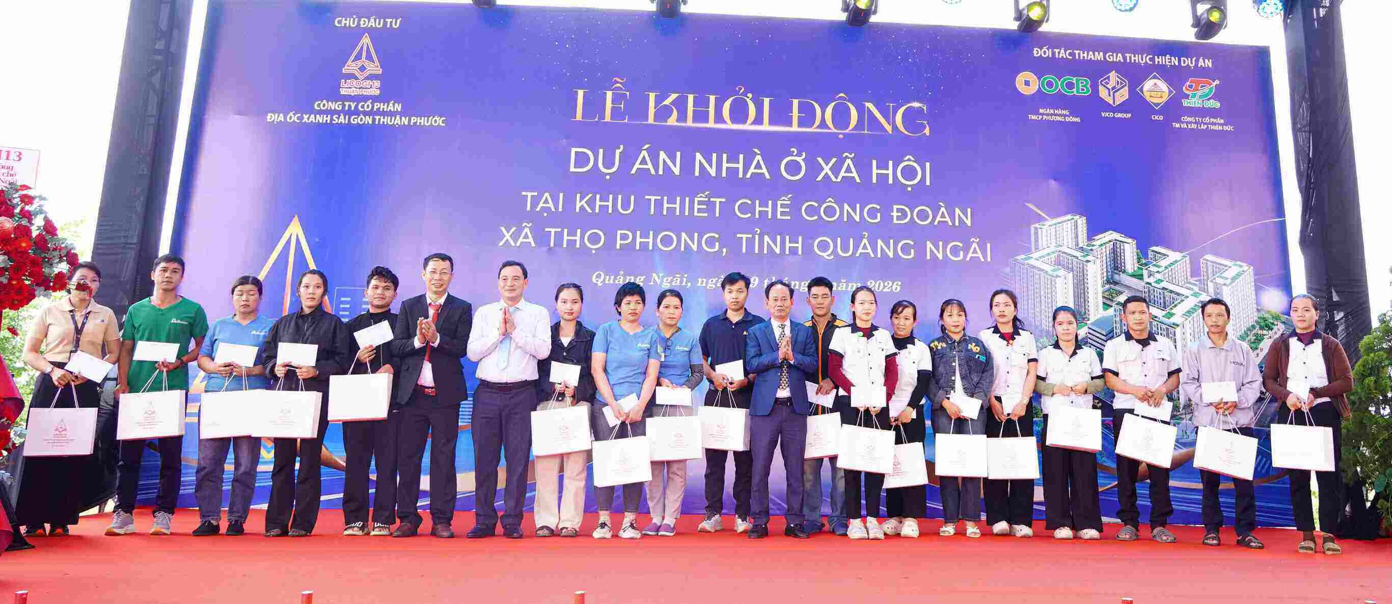Lãnh đạo Liên đoàn Lao động tỉnh và các đơn vị tặng quà cho các đoàn viên, người lao động có hoàn cảnh khó khăn. Ảnh: Đông Giang