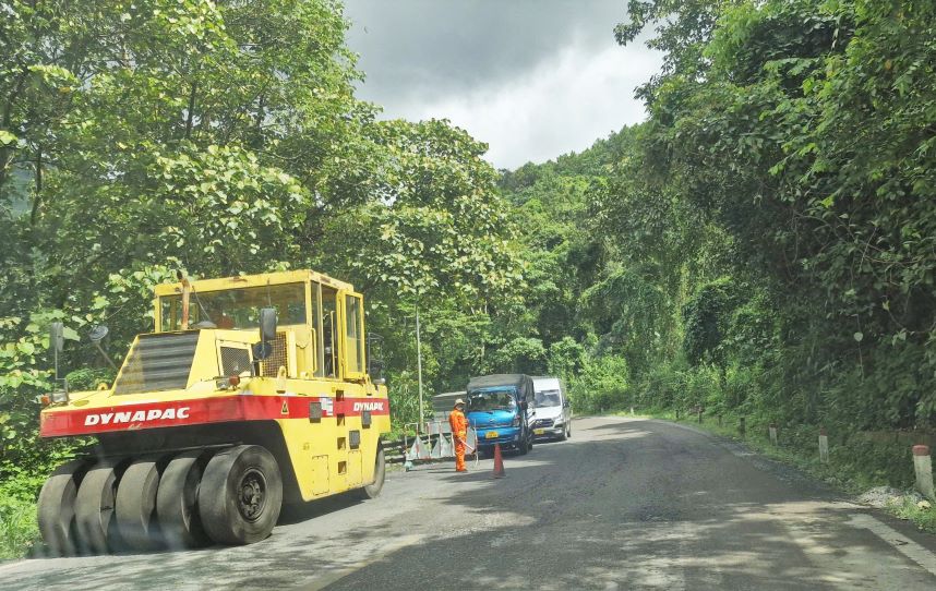 Phân luồng giao thông để sửa chữa đèo Bảo Lộc. Ảnh: Phúc Khánh