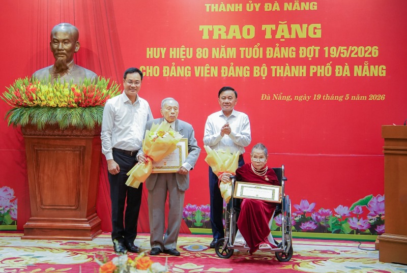 Thường trực Ban Bí thư Trần Cẩm Tú (thứ 2, từ phải sang) và Bí thư Thành ủy Lê Ngọc Quang trao huy hiệu 80 năm tuổi Đảng cho đảng viên Bùi Thị Liễu và Trần Thanh Dân. Ảnh: M.Quang