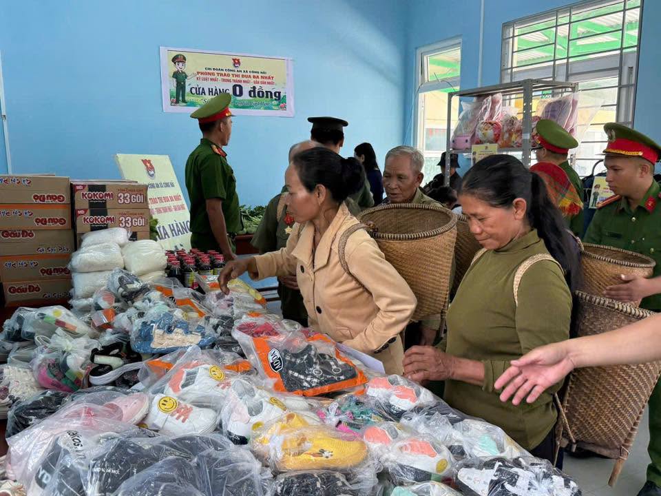 Người dân mua sắm miễn phí tại mô hình “Cửa hàng 0 đồng”. Ảnh: Công an cung cấp