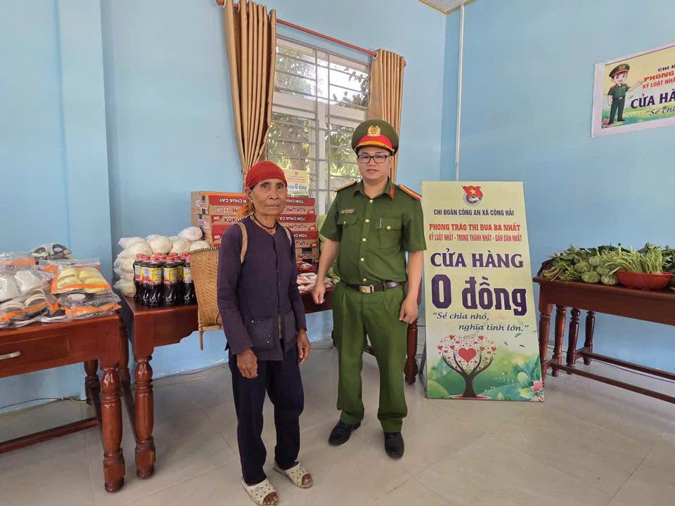 Cong Hai Commune Police deploy the "0-dong Store" model to support ethnic minorities. Photo: Police provided