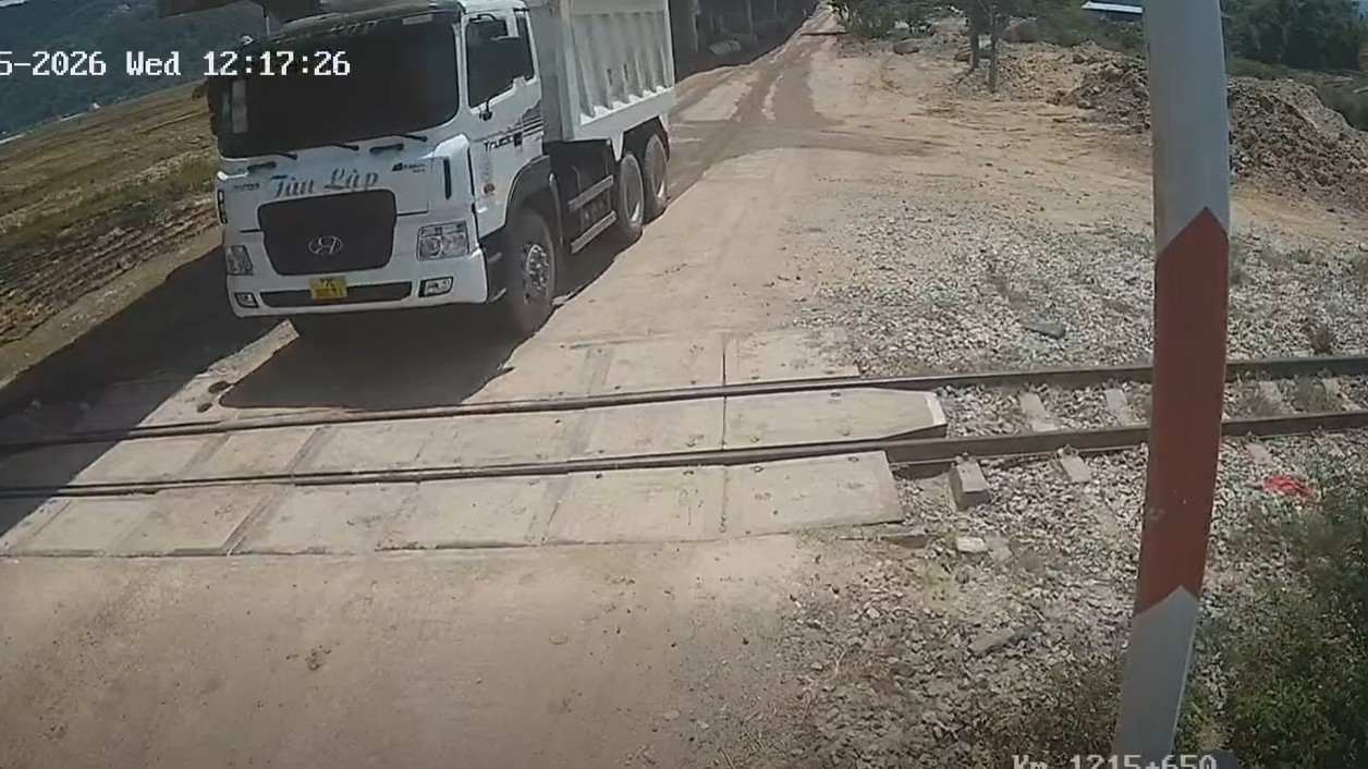 Cơ quan chức năng tỉnh Đắk Lắk đã xử phạt tài xế xe tải vượt đường ngang khi đèn đỏ bật sáng. Ảnh: Công an cung cấp
