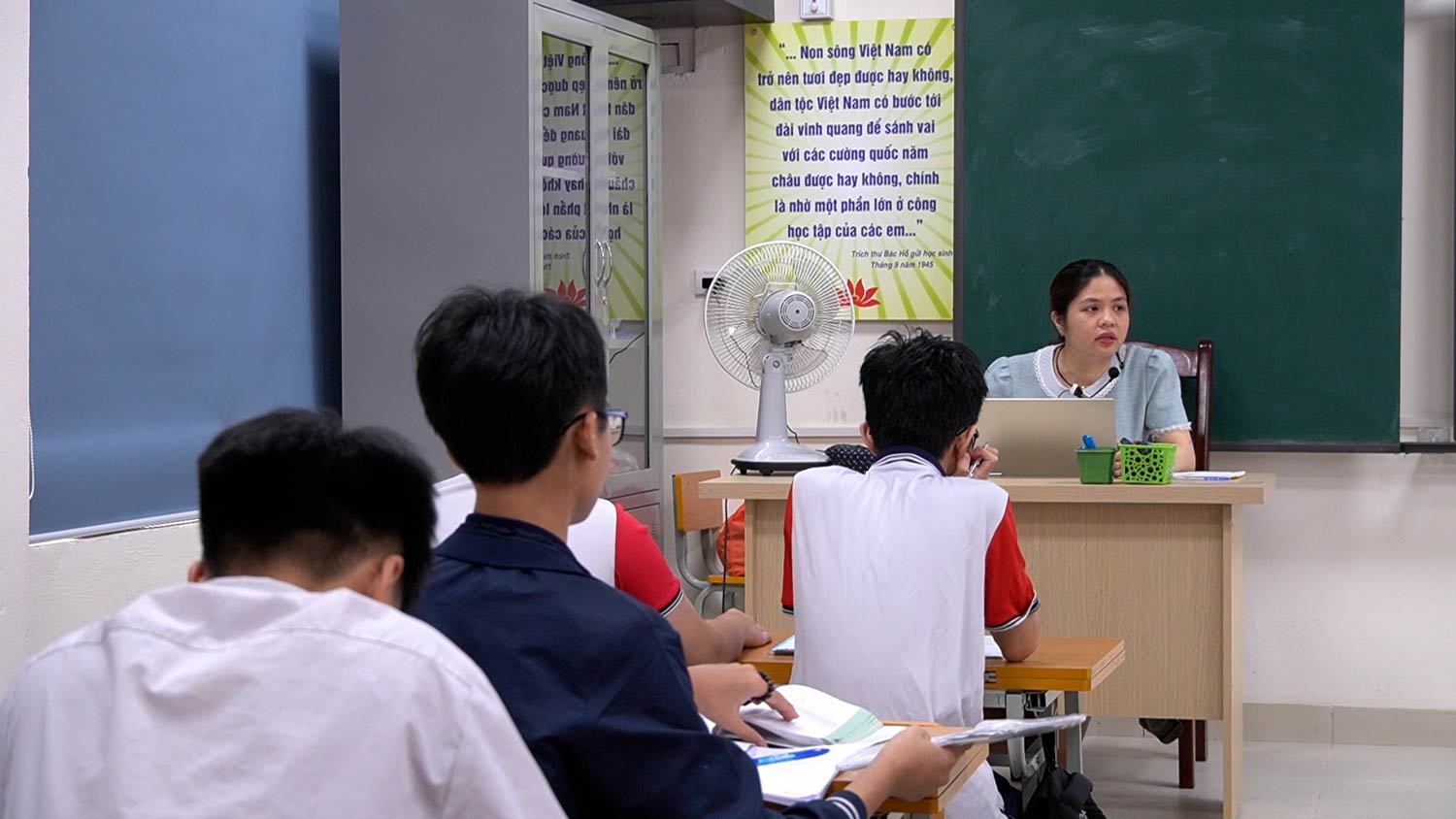 Cô Hiền Anh hướng dẫn học sinh ôn tập. Ảnh: An Phương