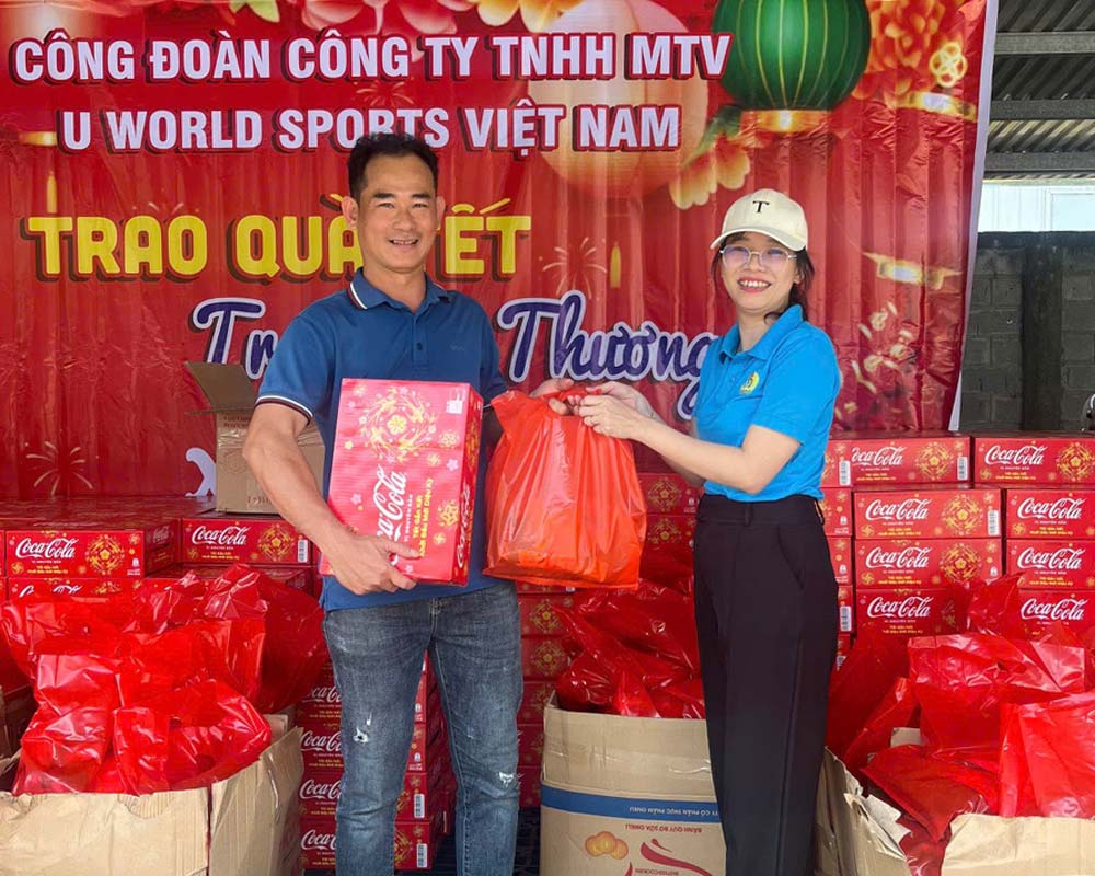 Ms. Nguyen Thi Anh Ly - Chairwoman of the grassroots Trade Union of U World Sports Vietnam Co., Ltd. - one of the 4 collectives and individuals under the Da Nang City Labor Federation who were commended by the Vietnam General Confederation of Labor as advanced examples in studying Uncle Ho. Photo: Da Nang Trade Union