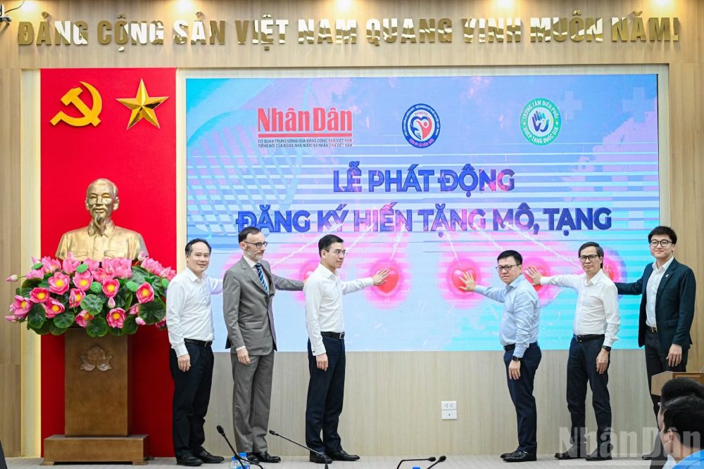 Các đại biểu ấn nút phát động đăng ký hiến tặng mô-tạng. Ảnh: Bảo Long