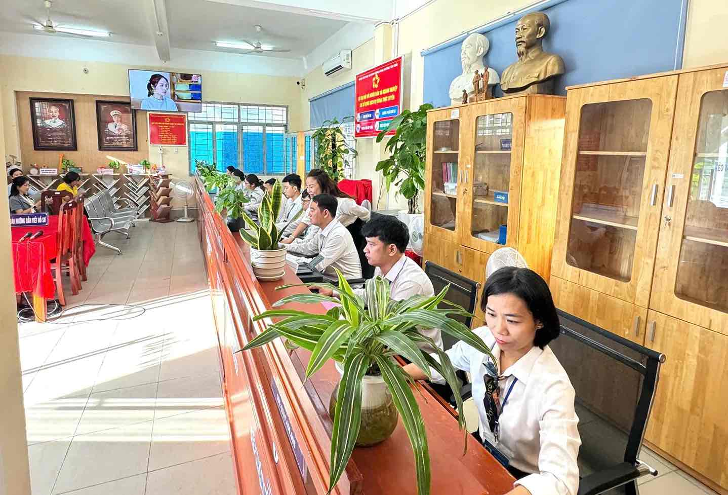 Activities at the Public Administration Service Center of Tan Trieu ward, Dong Nai city. Photo: HAC
