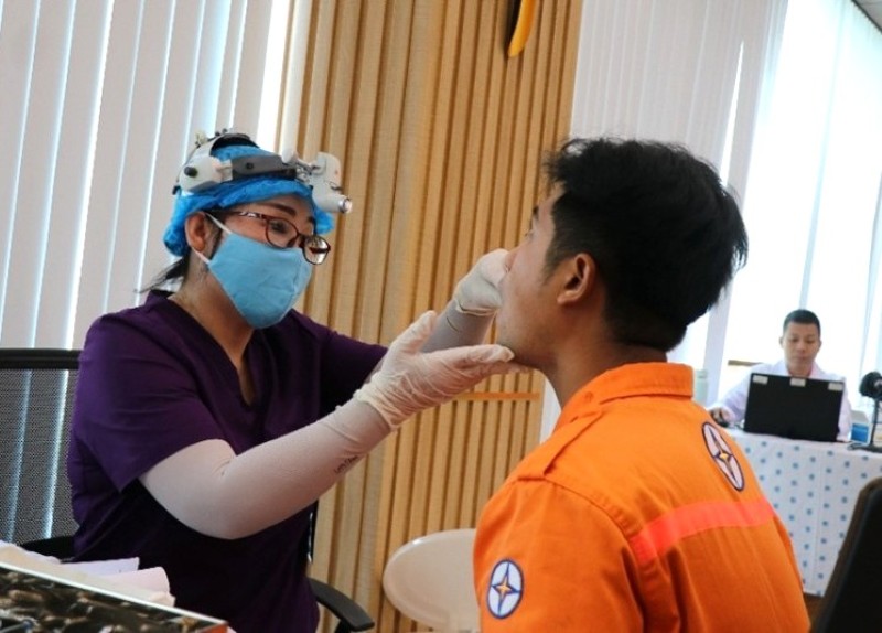 Workers of Vinh Tan Thermal Power Company are examined and given in-depth health advice. Photo: Duc Long