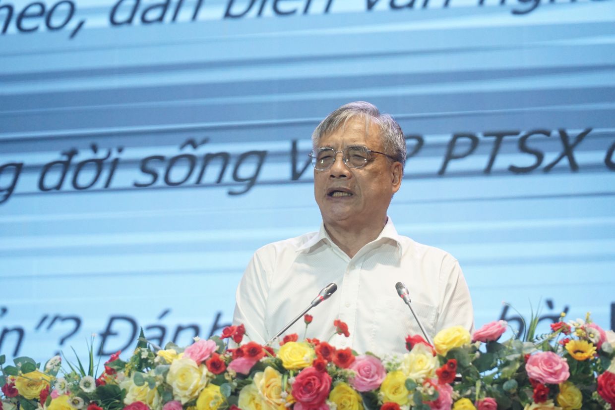 TS Trần Đình Thiên gợi mở để Cà Mau phát triển kinh tế biển. Ảnh: Nhật Hồ.