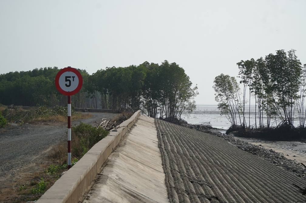 Bờ biển Cà Mau thường xuyên đối mặt với sạt lở. Ảnh: Nhật Hồ.