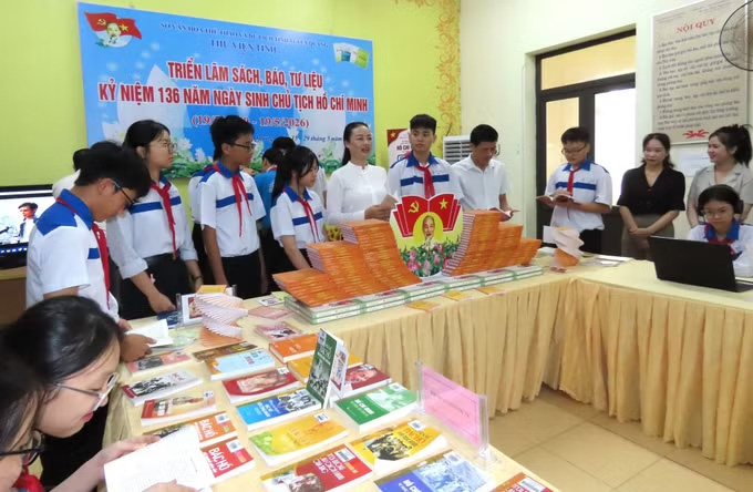 The exhibition space attracts a large number of students and young readers to participate in learning about documents about President Ho Chi Minh at the Tuyen Quang provincial library. Photo: Minh Tam/VNA