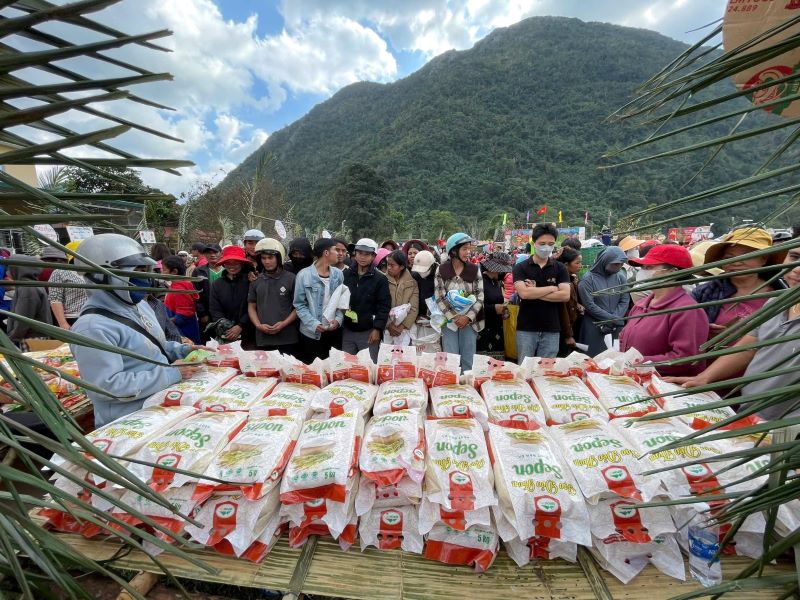Công ty cổ phần Tổng Công ty Thương mại Quảng Trị tặng quà cho người dân vùng biên giới tỉnh Quảng Trị dịp Tết. Ảnh: Sepon Group