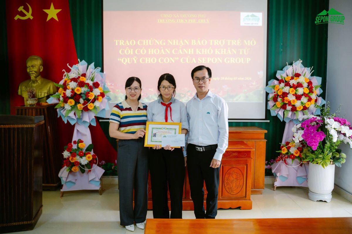 Trao hỗ trợ cho em học sinh từ quỹ “Cho con“. Ảnh: Sepon Group