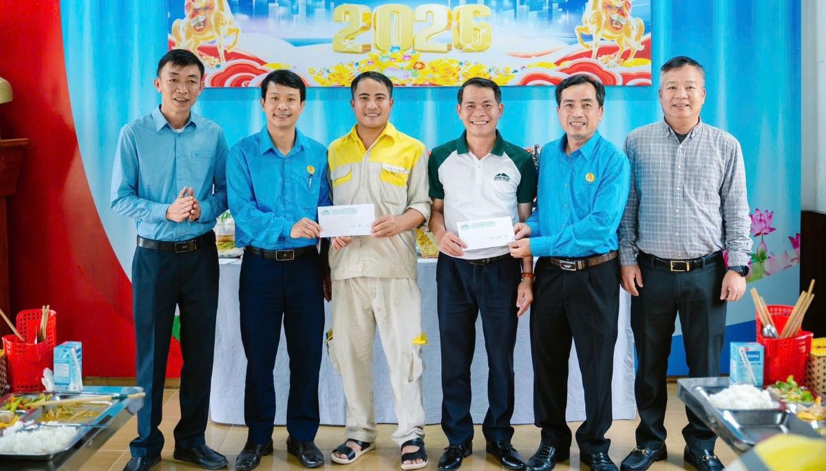 Trade union units under the grassroots trade union of Quang Tri Trading Corporation Joint Stock Company present gifts to workers at the "Trade Union Meal" program. Photo: Sepon Group