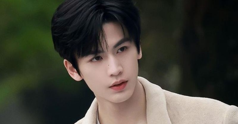 Người đàn ông ngồi cạnh" Lee Young Ae gây sốt mạng xã hội