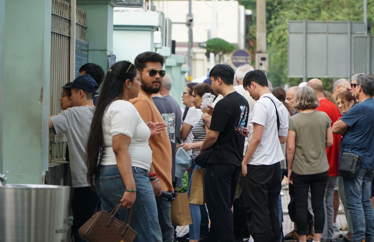 Tourists visit and experience tourist attractions. Photo: Thanh Chan